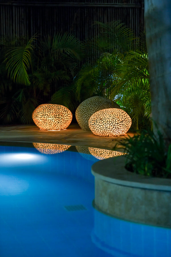 Light pebbles – Rocks and pots